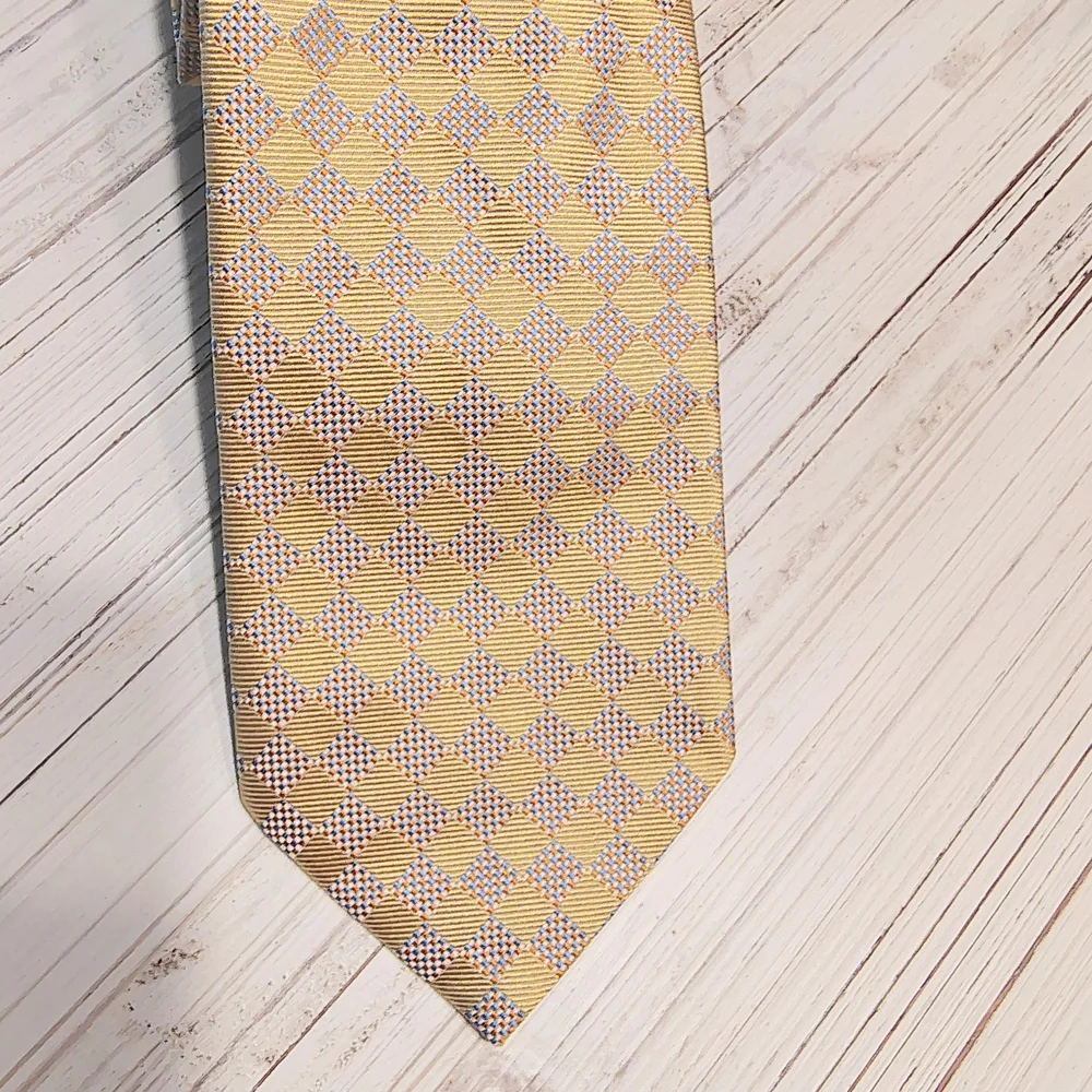 Burberry London Checkered Tie in Yellow and Blue. Made In Italy. 100% Silk.
